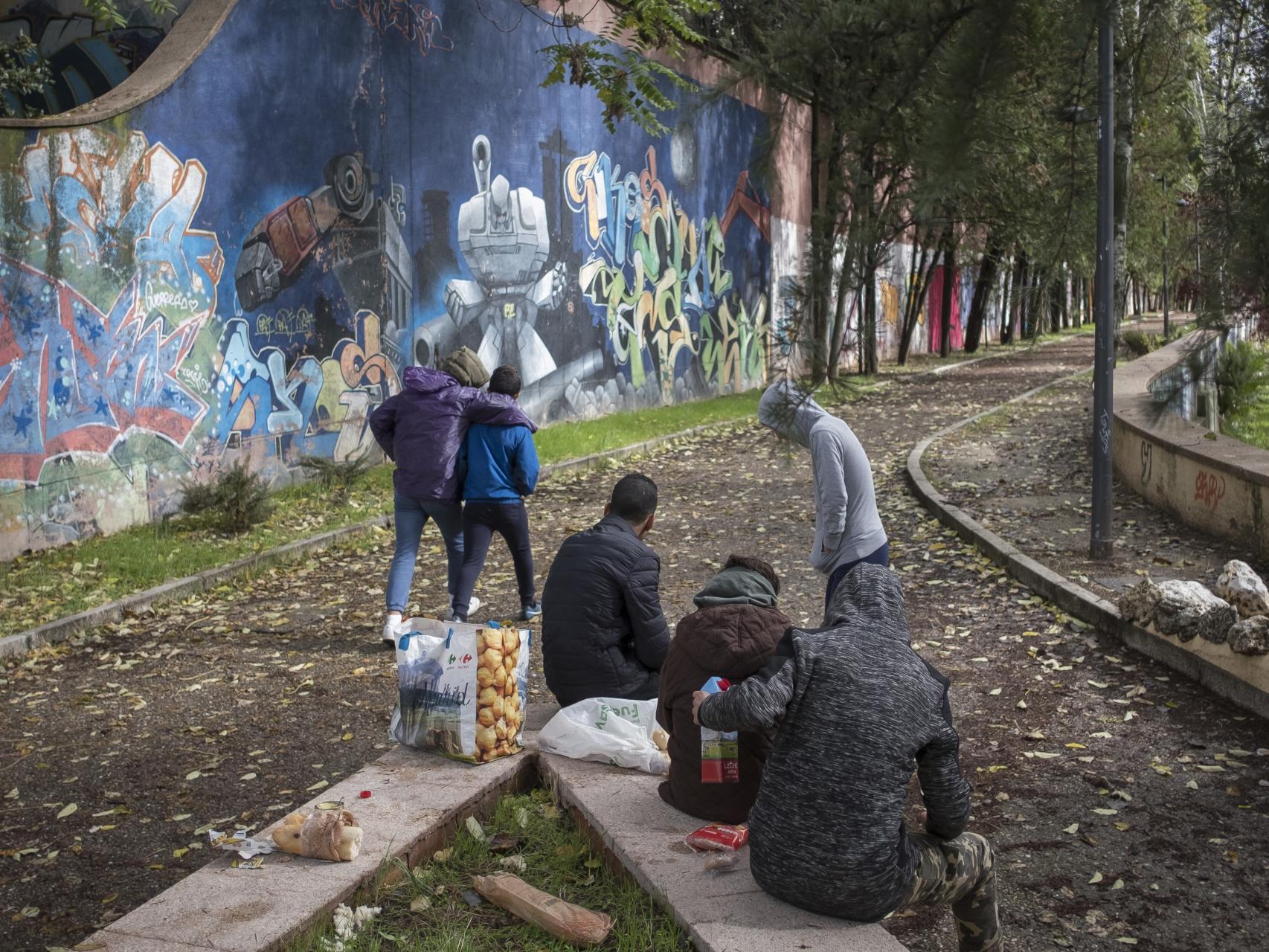 Algunos de los menores no acompañados que viven en el parque.