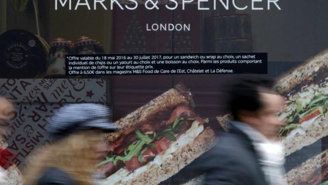 Exterior de una tienda de Marks & Spencer en París.