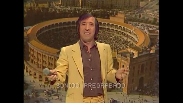 José Luis Cantero, micrófono en mano, dándole a la 'mandanga'.