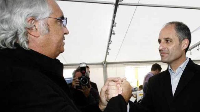 Flavio Briatore saluda en Cheste a Francisco Camps.
