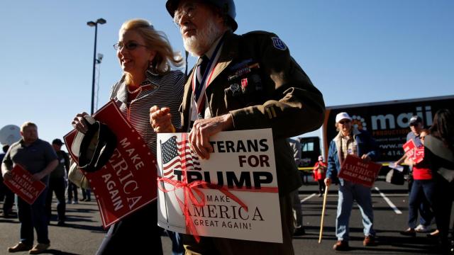 Un veterano de la II Guerra Mundial acudió así a apoyar a Trump en un mitin de campaña.