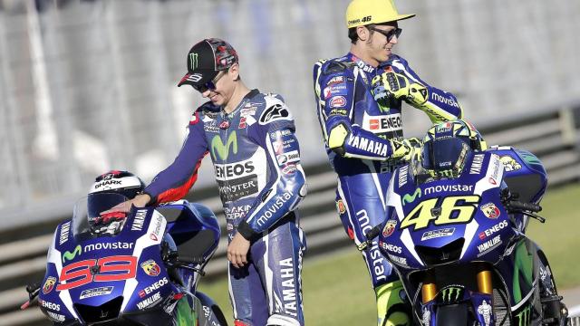 Lorenzo y Rossi, durante la sesión de fotos con los nueve ganadores diferentes de MotoGP en 2016