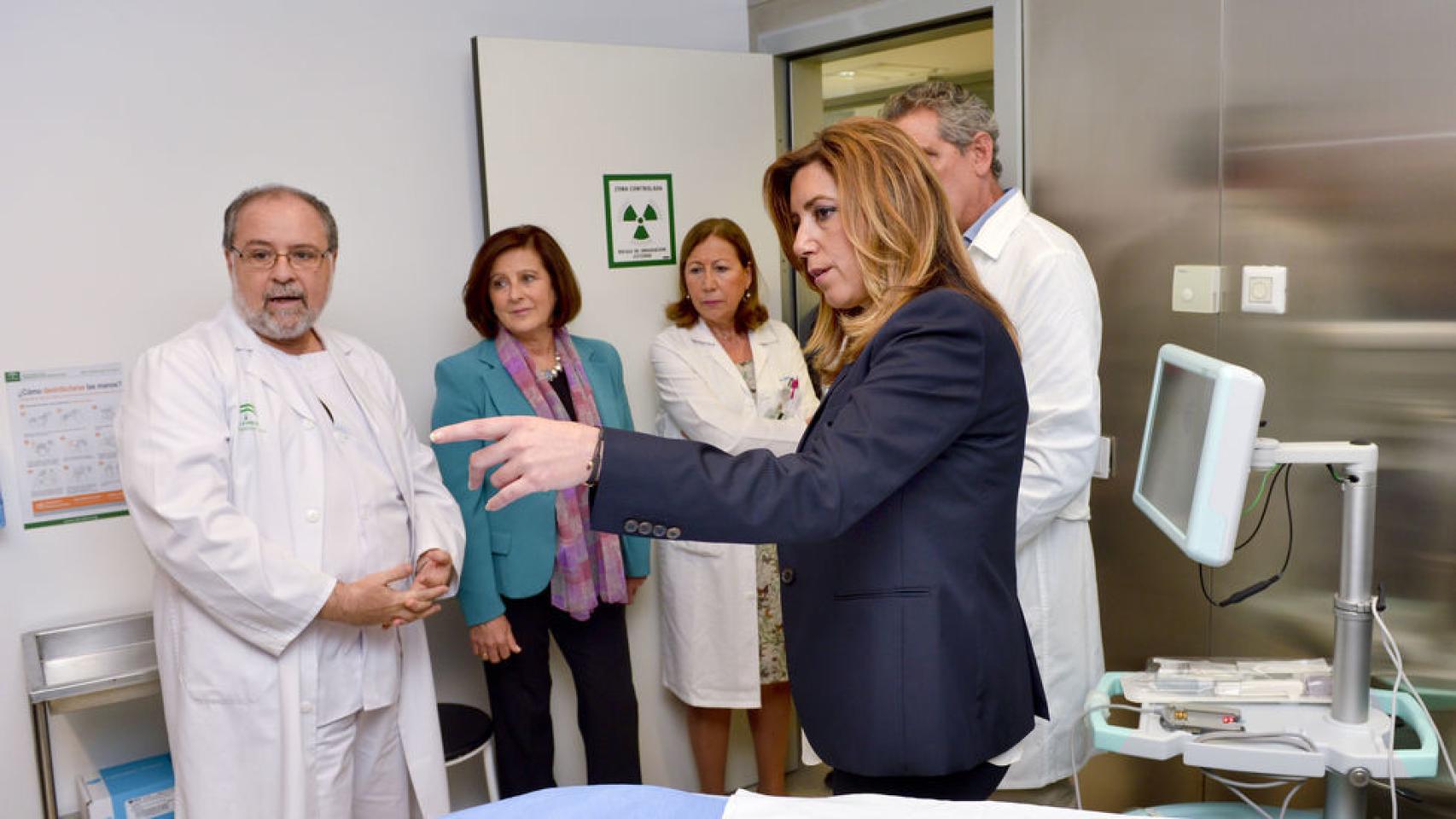 La expresidenta andaluza Susana Díaz durante una visita al hospital hispalense de Valme.
