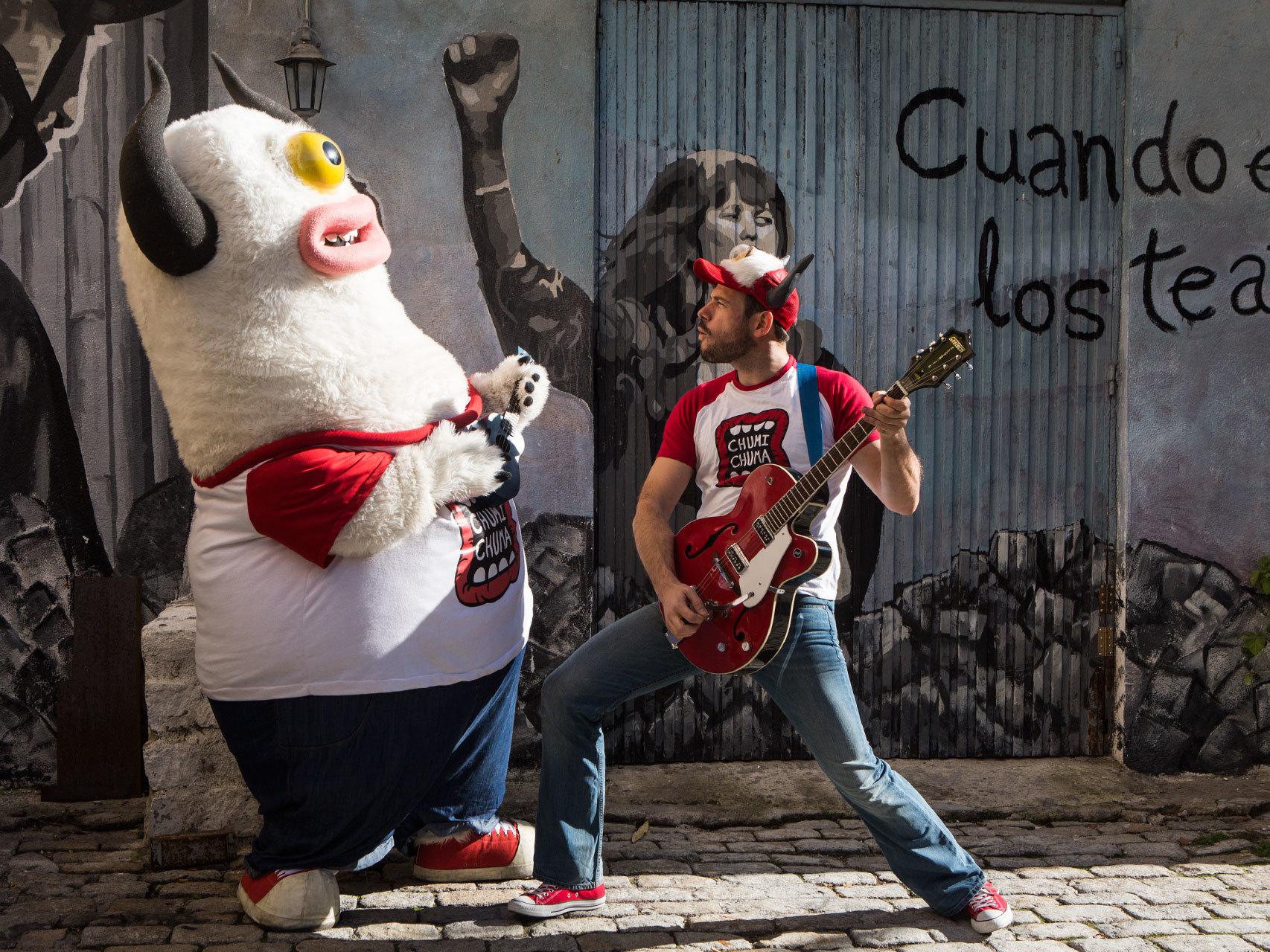 Alberto (Chumi), con su amigo Chuma, forman el grupo Chumi Chuma.