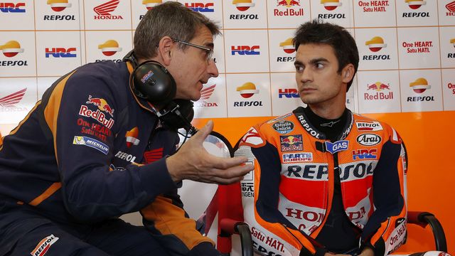 Dani Pedrosa escucha las indicaciones de Ramón Aurín, su jefe de mecánicos, en el box.