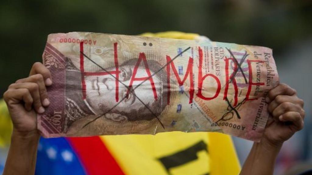 Un manifestante protesta en Venezuela por la falta de alimentos en el país.