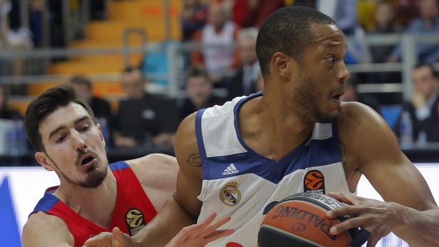 Randolph intenta proteger el balón ante De Colo.