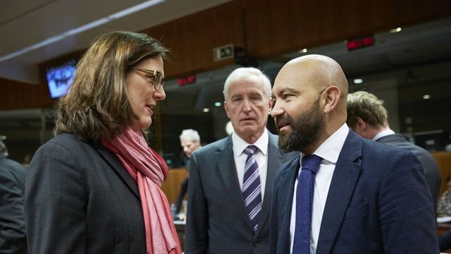 La comisaria Cecilia Malmström conversa con el secretario de Estado de Comercio, Jaime García-Legaz