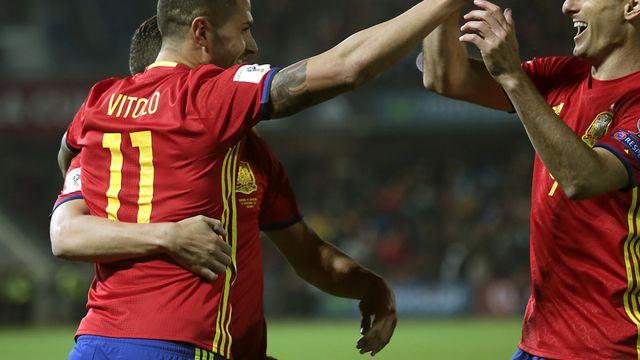 Vitolo y Aduriz celebran el cuarto gol.