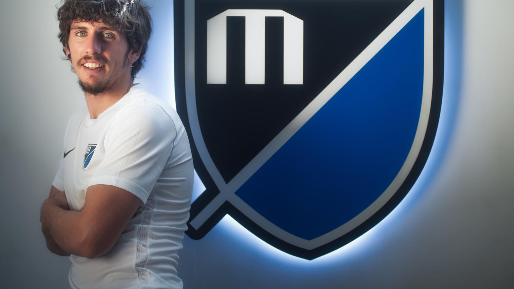 Javier Poves posa para EL ESPAÑOL en los campos de Iker Casillas (Móstoles) en 2016