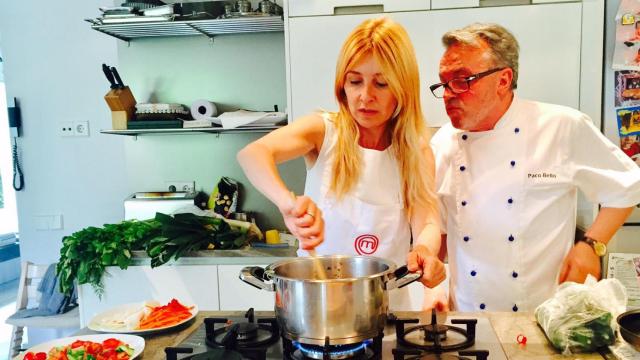 Cayetana Guillén recibe clases en casa de su amigo el chef Paco Bello