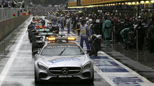 El coche de seguridad delante de los monoplazas de la F1 en Interlagos.