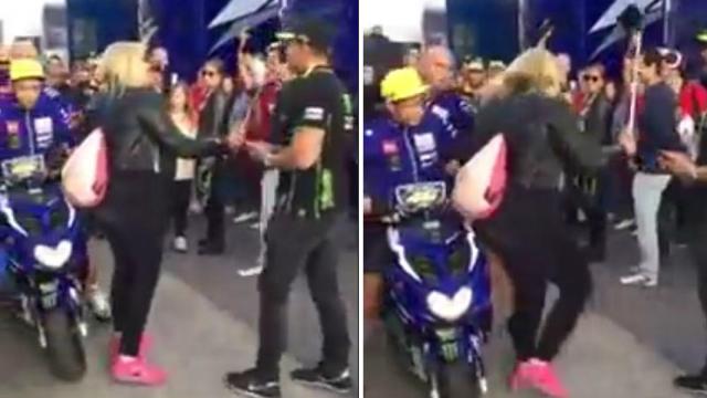 Rossi golpea a una aficionada en el paddock de Cheste