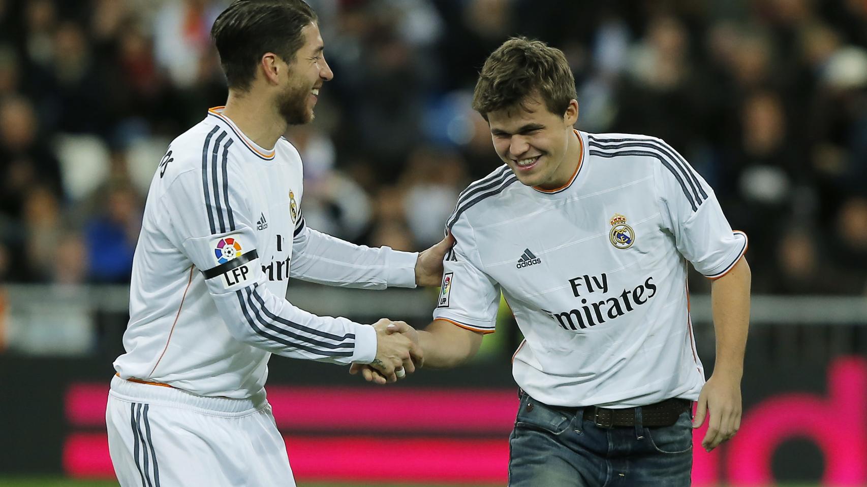 Magnus Carlsen junto a Sergio Ramos, hace justo tres años.
