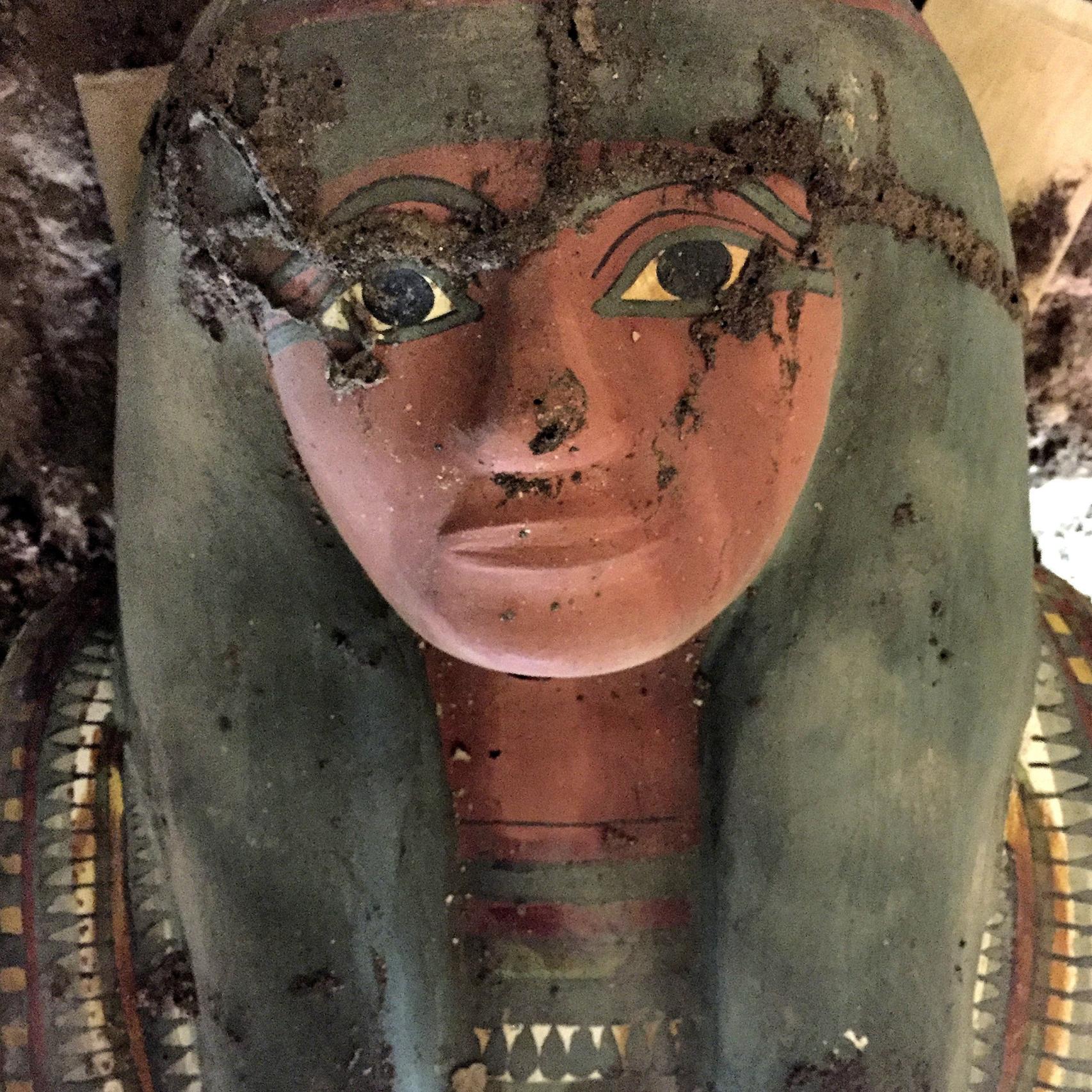 Fotografía facilitada por el Departamento de Antigüedades de Egipto del cartonaje policromado y decorado con motivos religiosos del antiguo egipcio.