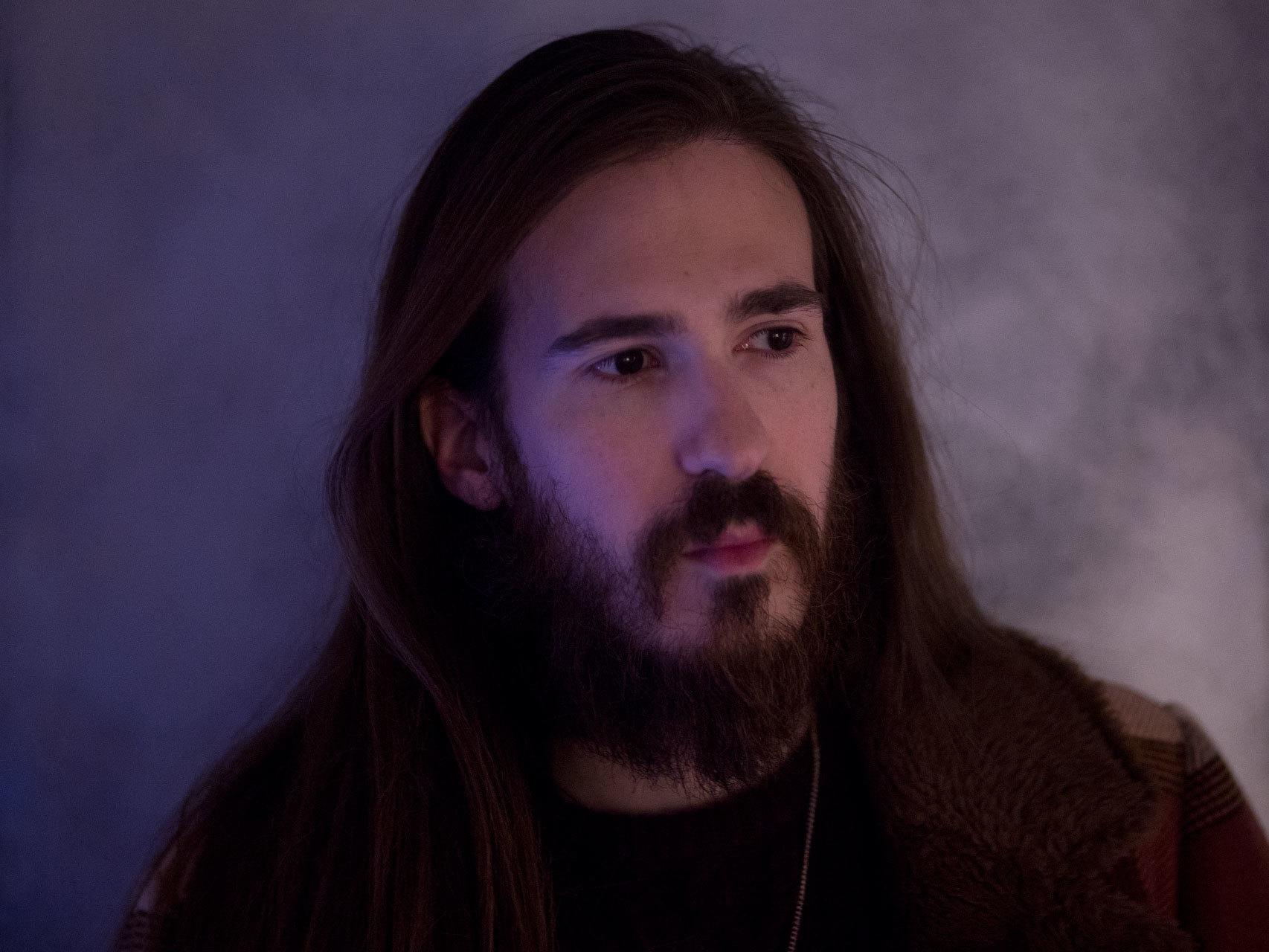 El cantante e ilustrador Carlos Sadness.