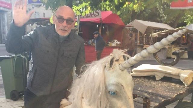 James Faulkner aparece montado en un unicornio en medio del Mercado Medieval.