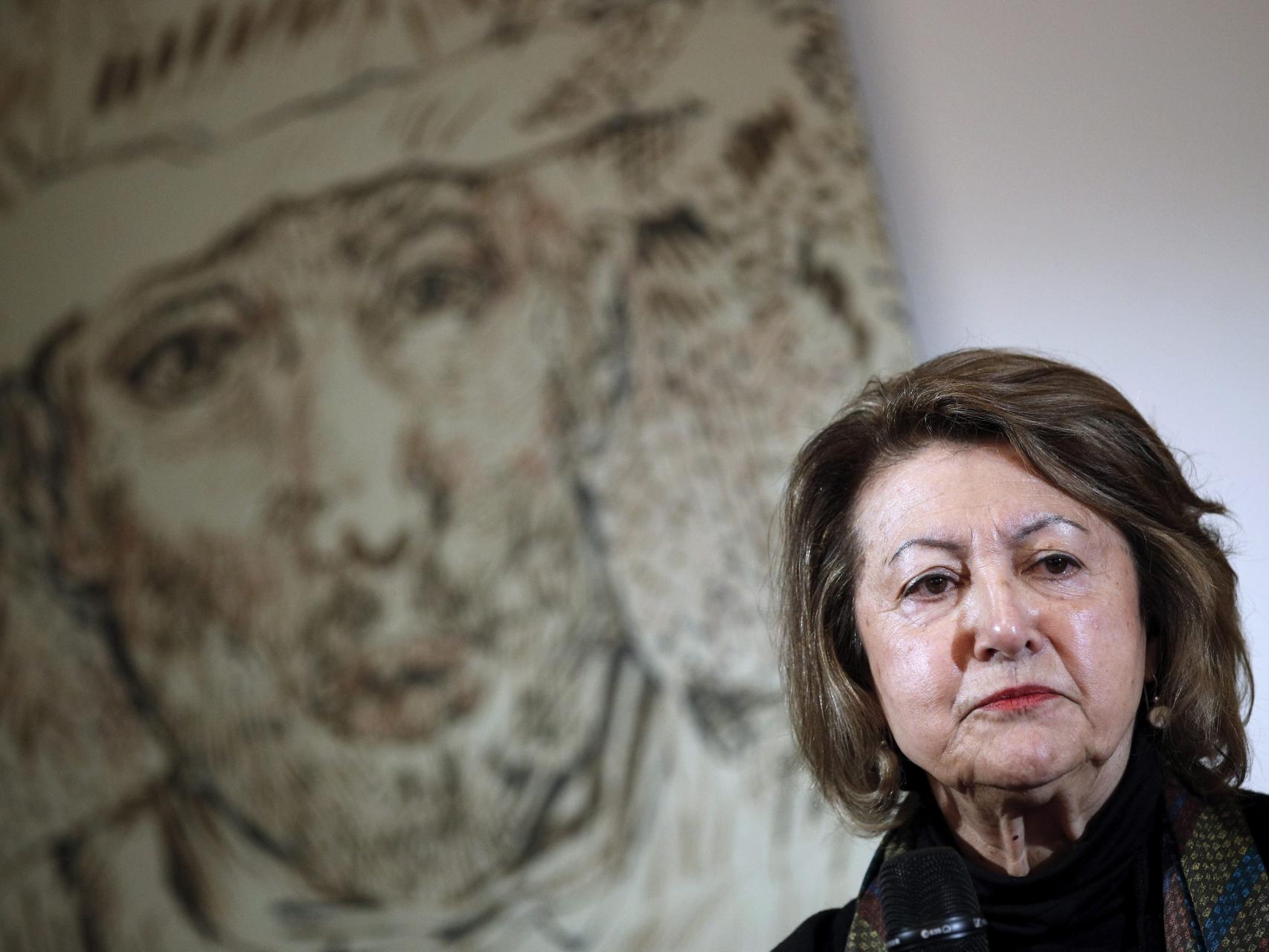 La historiadora de arte canadiense y especialista en Van Gogh Bogomila Welsh-Ovcharov ofrece una rueda de prensa por la presentación de su libro.