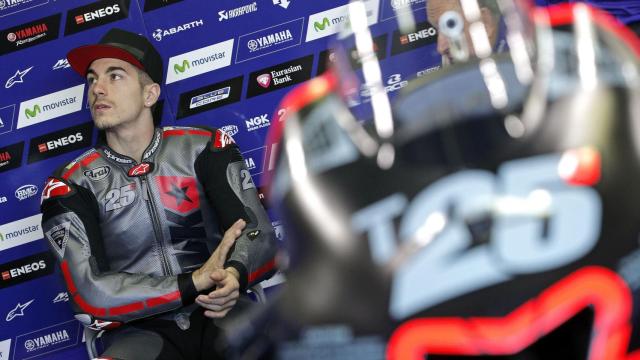 Maverick Viñales, en el box de Yamaha, antes de salir a pista, en Cheste.