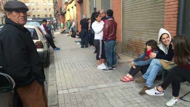 El drama de sacarse el DNI en Pamplona: largas colas de madrugada y dos meses para lograr cita previa