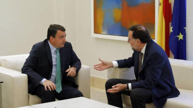 El portavoz del PNV, Aitor Esteban, con Mariano Rajoy.