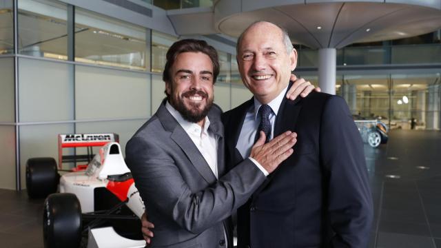 Fernando Alonso y Ron Dennis en Woking en 2015.