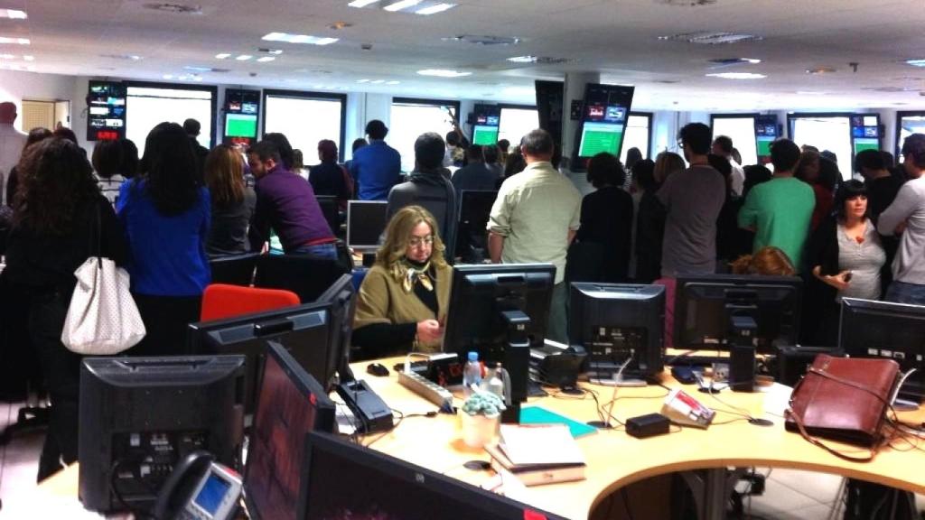 Pepa Sastre, con la redacción a sus espaldas.