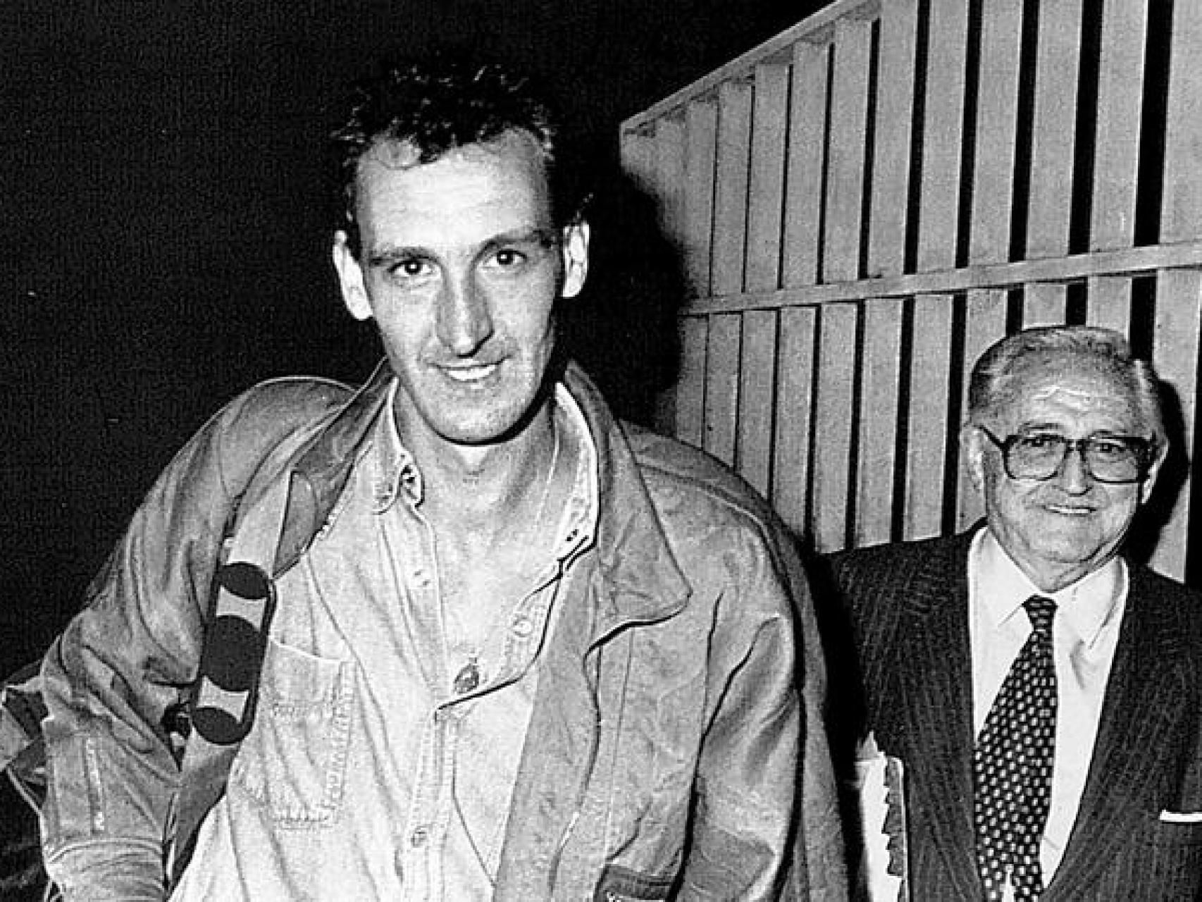 Javier Anastasio abandona la cárcel acompañado de su abogado García de Pablos.