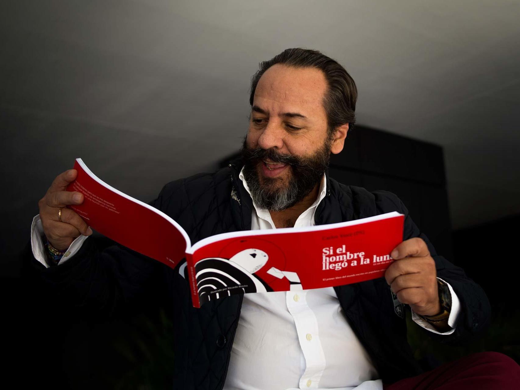 El bigotes disfrutando del libro de su amigo Carlos Yuste.