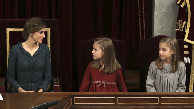 La reina, junto a las infantas durante la sesión de apertura de las Cortes.