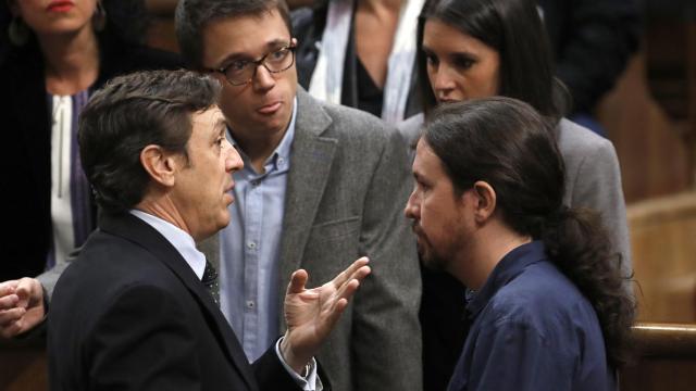 Iglesias, Errejón y Montero discuten con Rafael Hernando por el reparto de escaños.