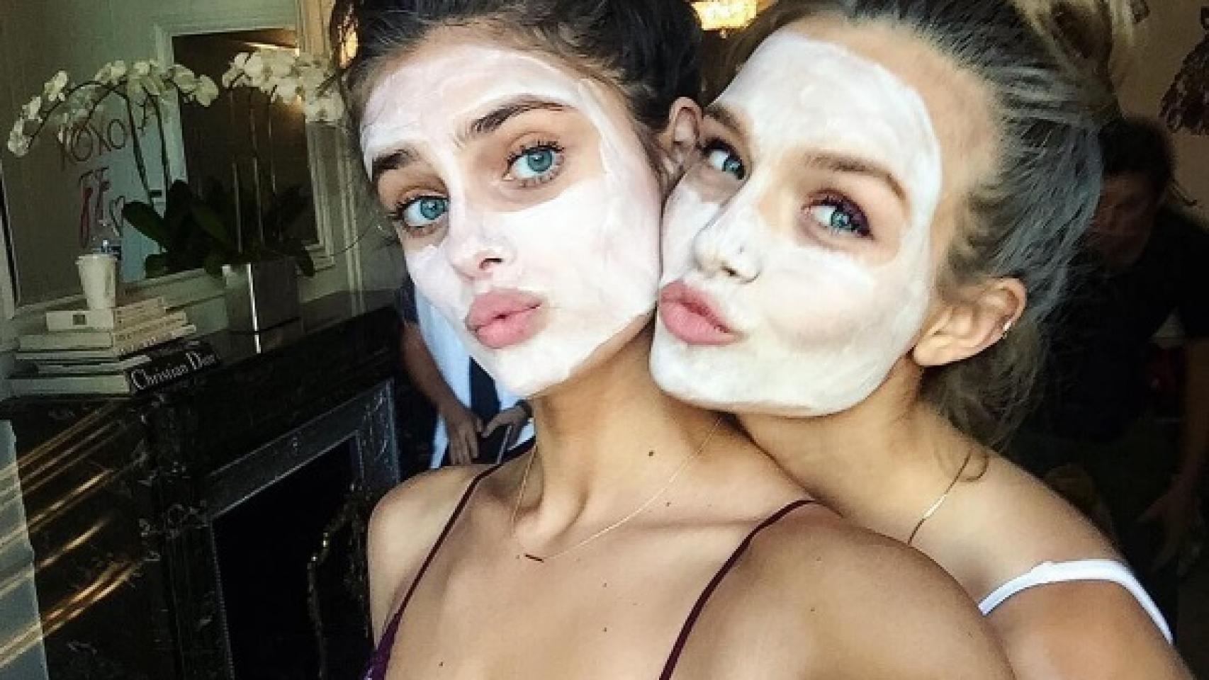 Las modelos Josephine Skriver y Taylor Hill con una mascarilla hidratante.