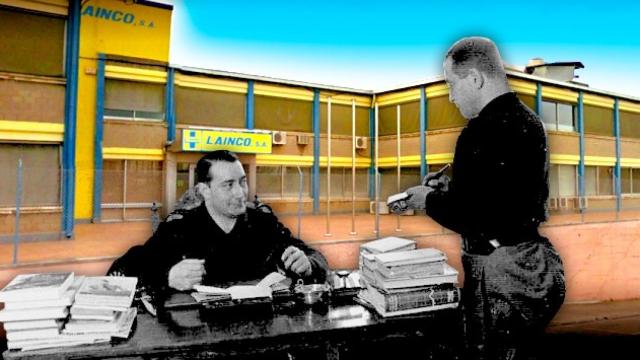 Manuel Hedilla (sentado) y su secretario privado, José Antonio Serrallach Julia.