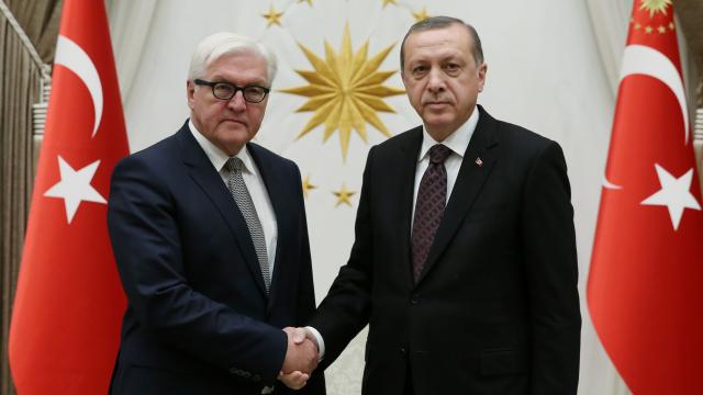 Semblante serio en la reunión entre el ministro de Exteriores alemán, Steinmeier, y Erdogan.
