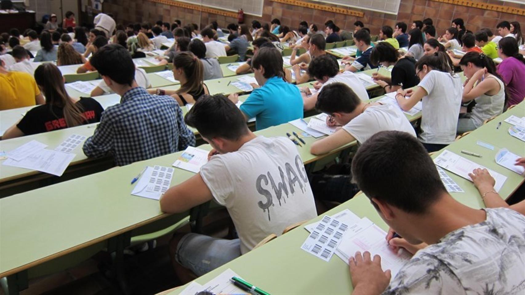Imagen de recurso de estudiantes de bachillerato haciendo la PAU.