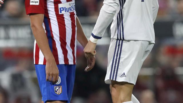Cristiano Ronaldo y Koke se pican durante el derbi.