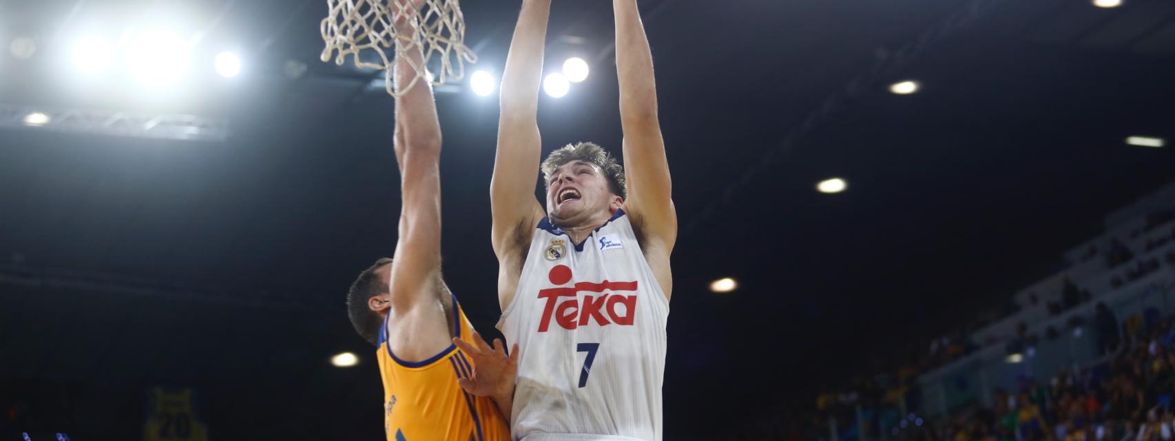 Luka Doncic intenta anotar ante Pablo Aguilar.
