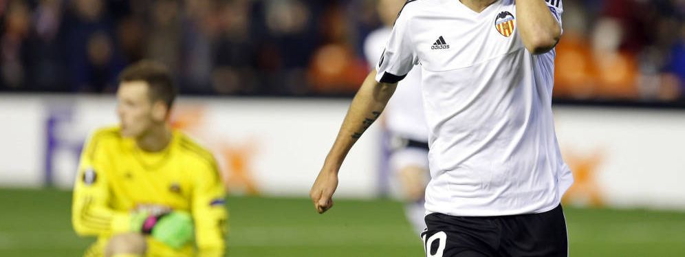 Parejo celebra un gol con el Valencia.