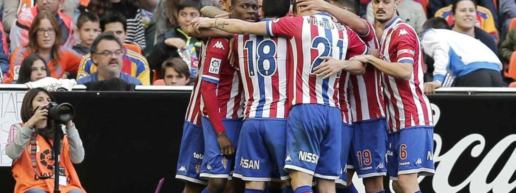 Los jugadores del Sporting de Gijón celebran un gol.
