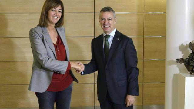 Idoia Mendia e Iñigo Urkullu se saludan.