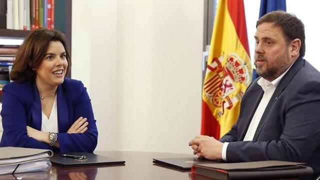 La vicepresidenta del Gobierno, Soraya Sáenz de Santamaría, junto con Oriol Junqueras.