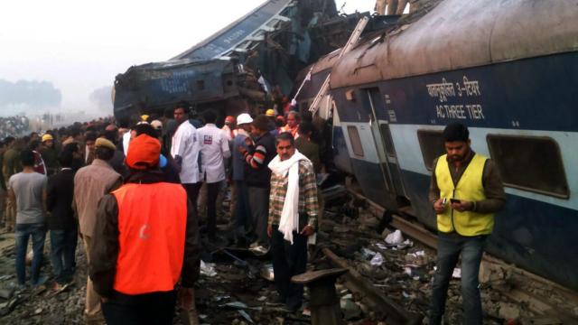 Los equipos de rescate junto a los vagones del tren.