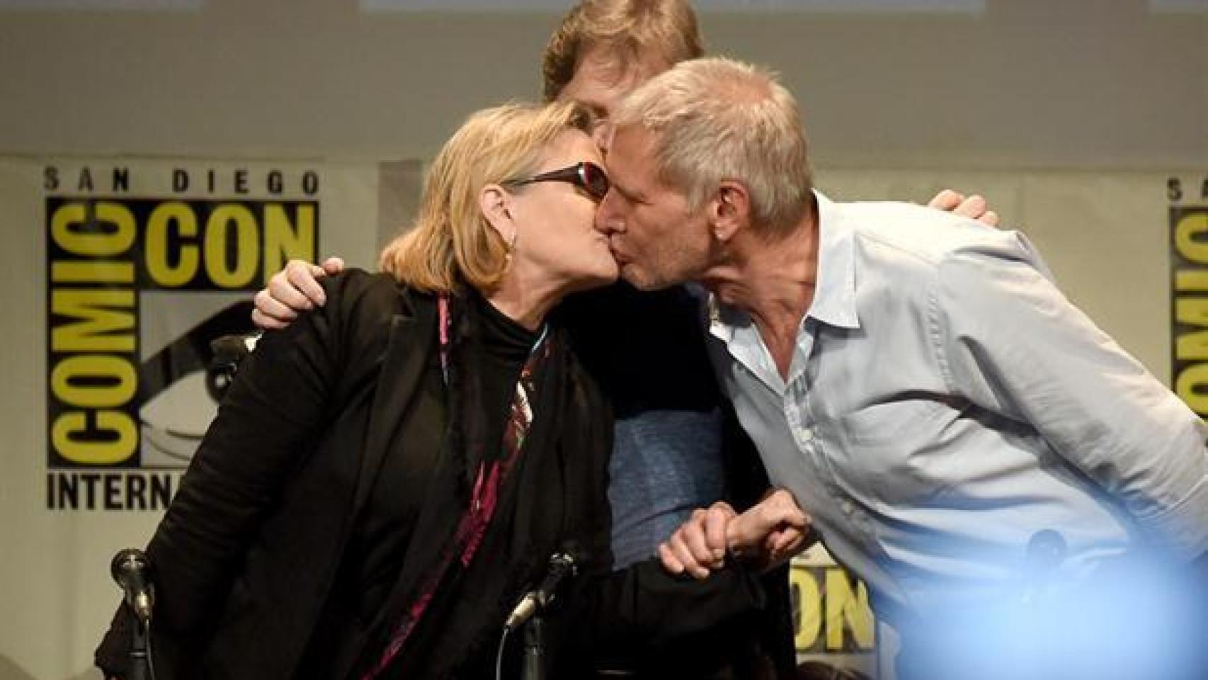Repetición del beso de la Princesa Leia y Han Solo, 35 años después.