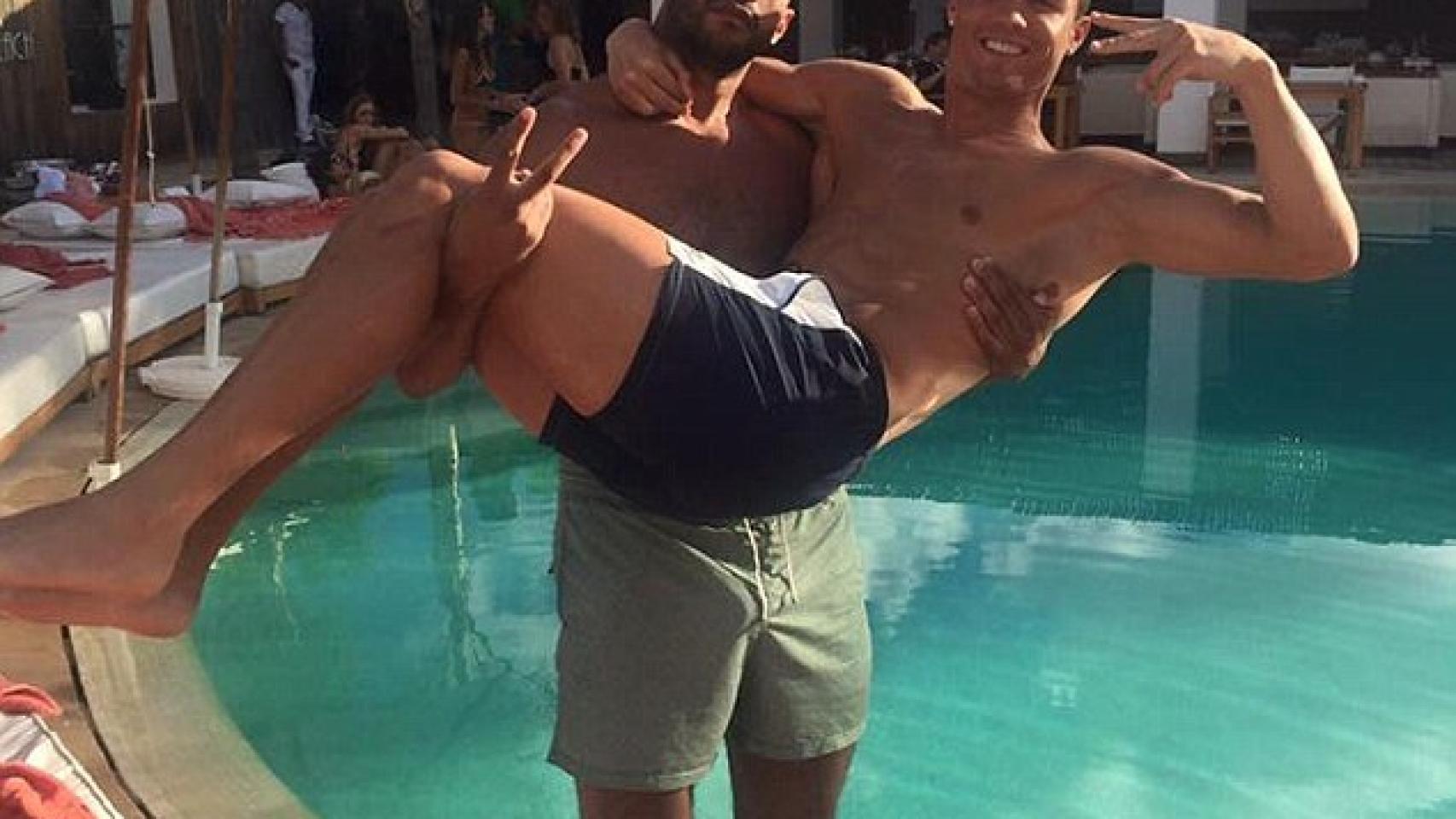 Badr Hari y Cristiano Ronaldo posando en casa del boxeador