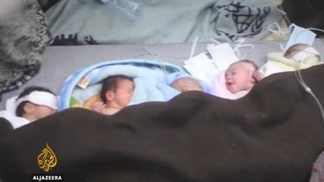 Una colchoneta y unas mantas sustituyeron a las incubadoras tras el bombardeo en Alepo.