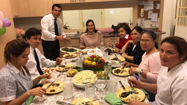 Tamara Falcó rodeada por los empleados de la casa de su madre.