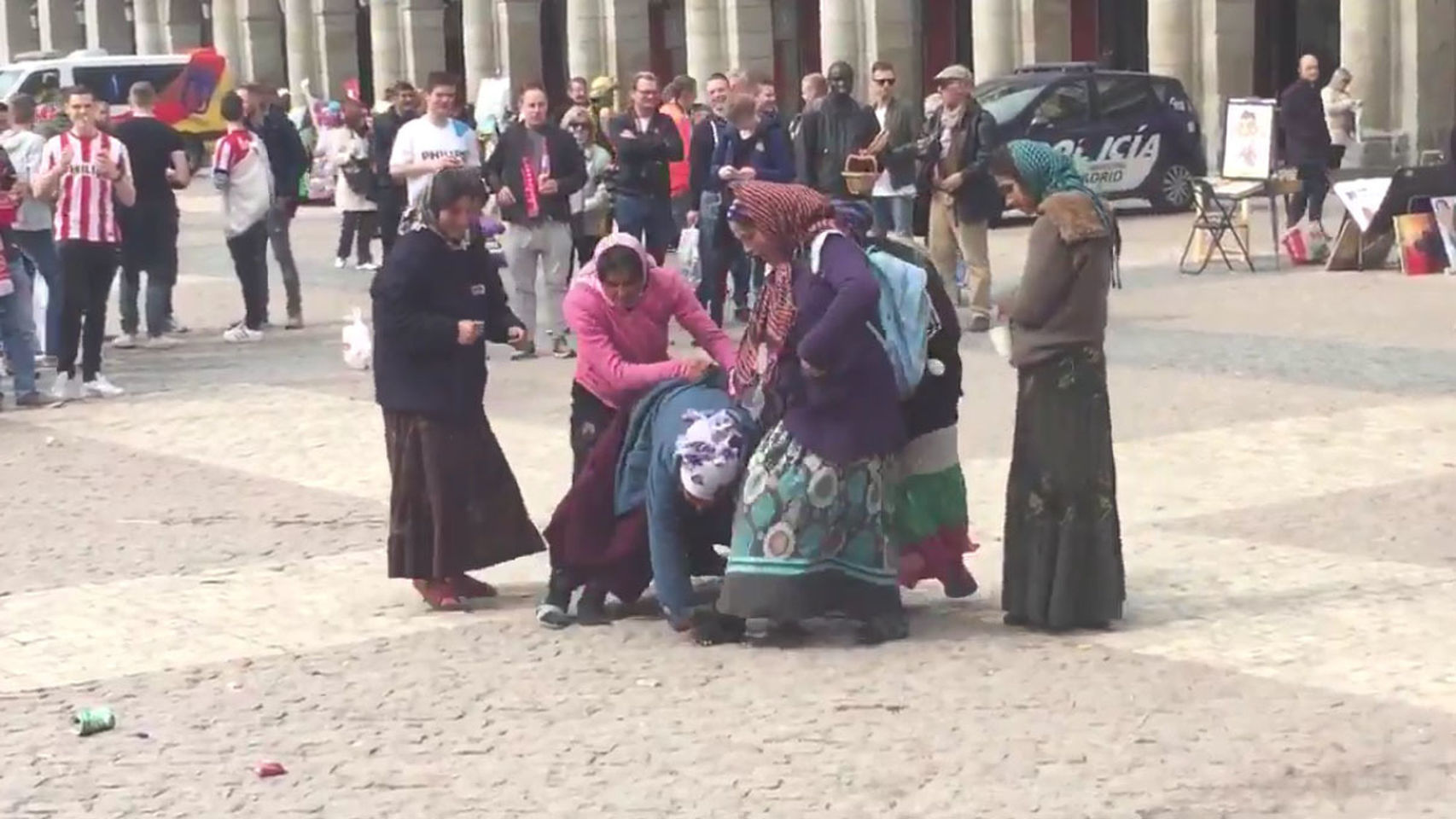 Los aficionados del PSV humillan a unas gitanas en la Plaza Mayor.