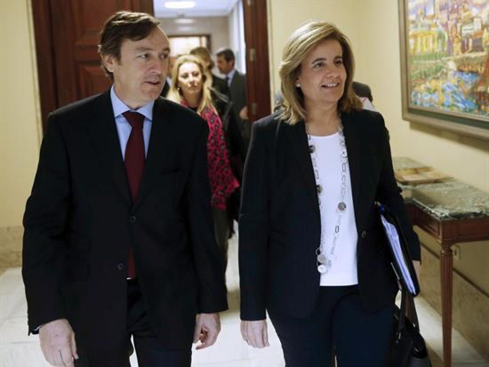 Fátima Báñez y Rafael Hernando en el Congreso.