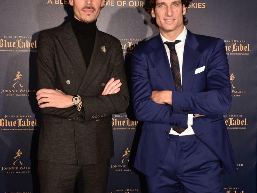 El diseñador Juan Avellaneda posa junto a Feliciano López, este miércoles por la noche.