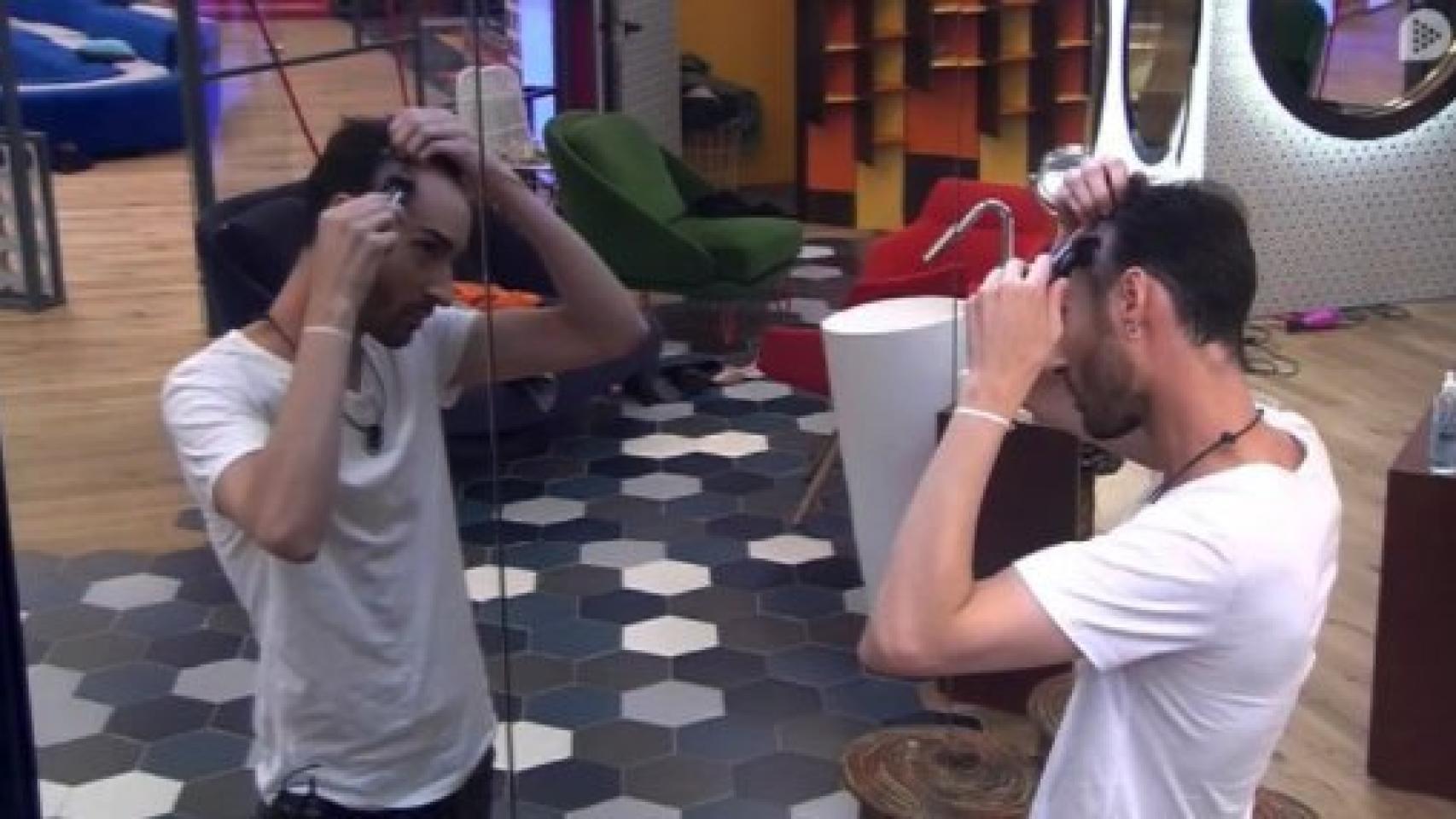 'GH 17' Adiós al peluquín: Miguel se rapa por completo